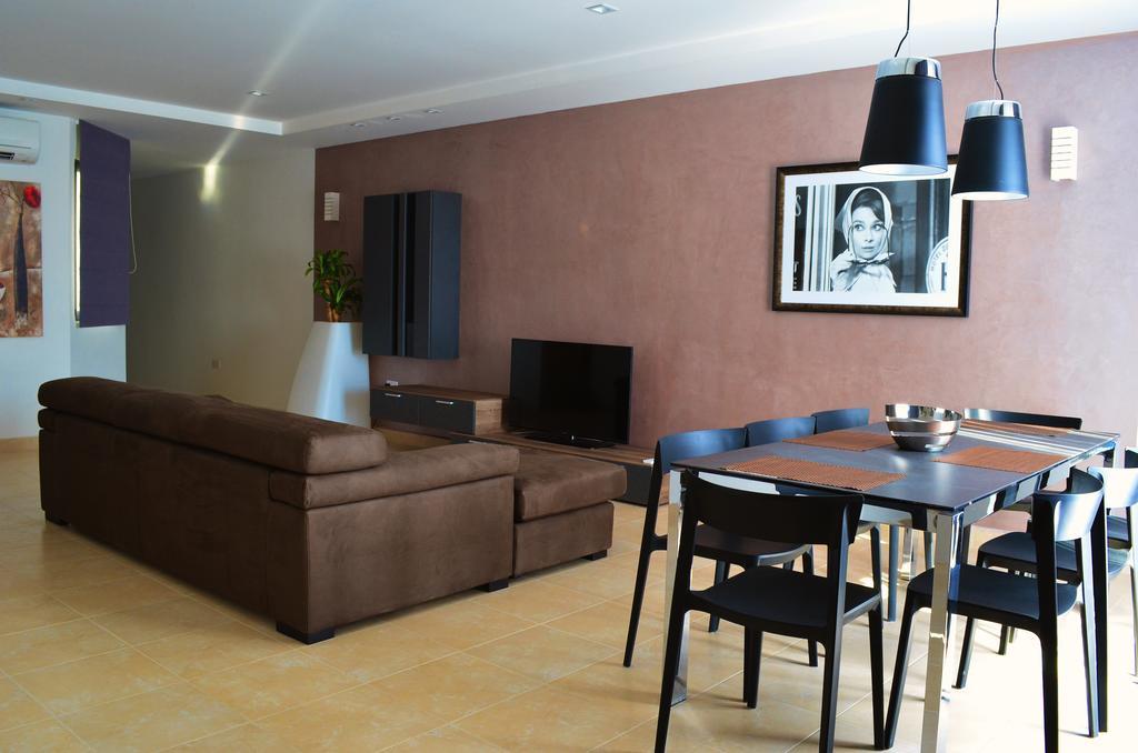 Hepburn Holiday Apartment บีร์เซบบูจา ภายนอก รูปภาพ